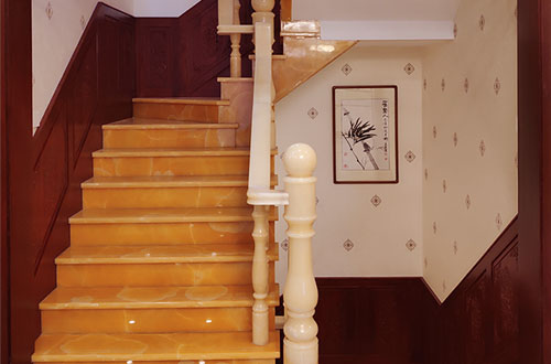 双阳中式别墅室内汉白玉石楼梯的定制安装装饰效果